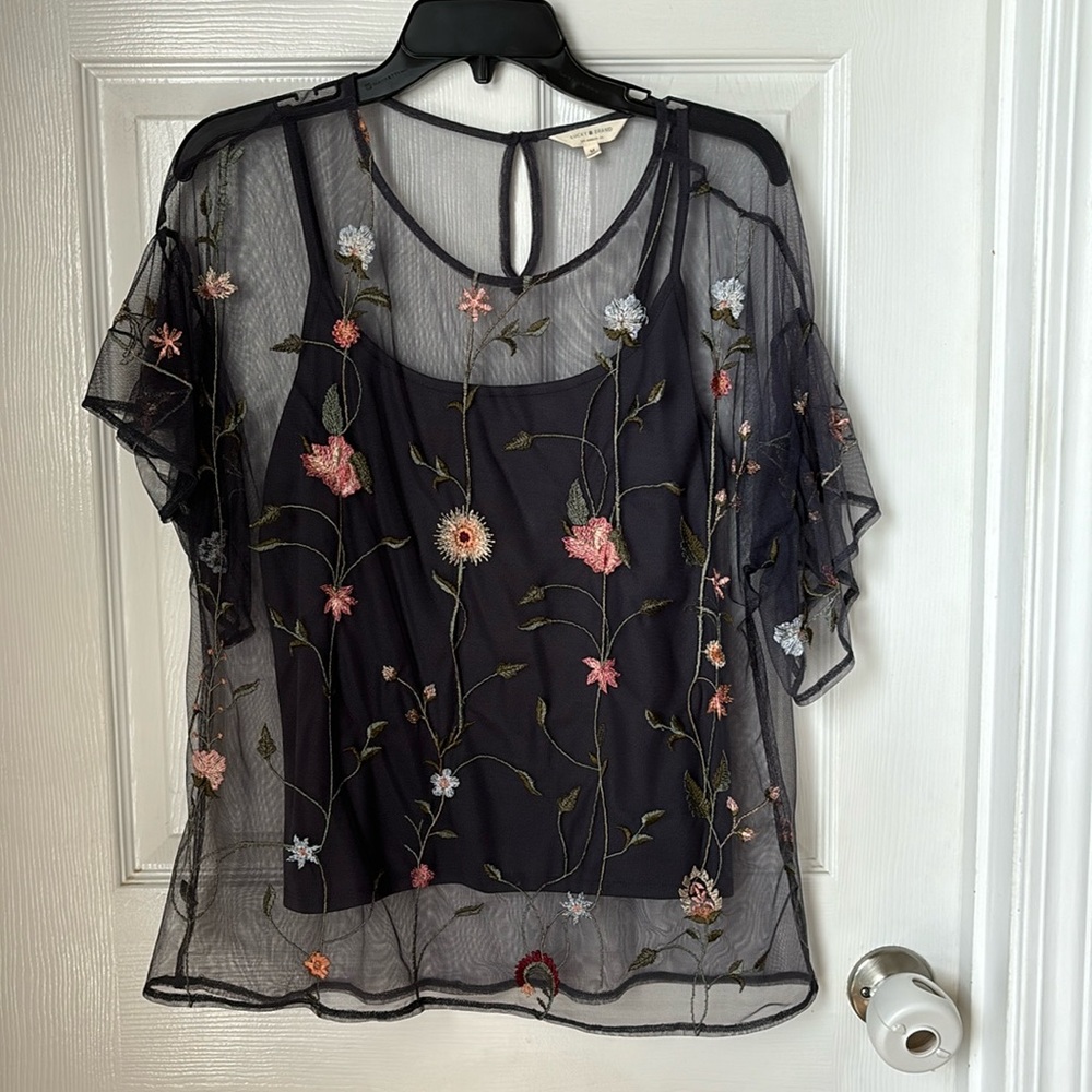 LUCKBY BRAND SHEER FLORAL EMBROIDERED TOP SZ M